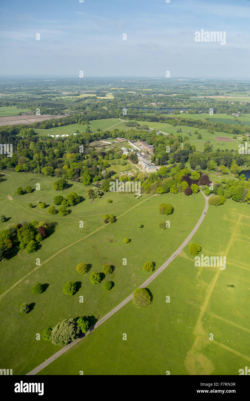 Eine Luftaufnahme von Tatton Park, Cheshire. Im frühen 19. Jahrhundert befindet sich Wyatt Haus inmitten einer 400 Hektar großen Wildpark. Stockfoto