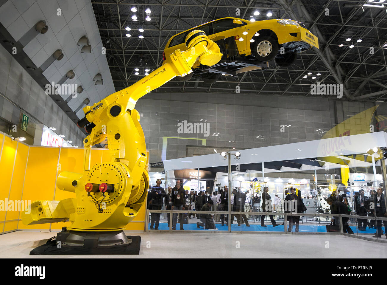 FANUC Industrieroboter führt auf die International Robot Exhibition 2015 am  2. Dezember 2015, Tokio, Japan. 446 Firmen und Organisationen (aus Japan  und Übersee) zeigte neue Roboter und Ausrüstung in Service und  Industriezonen