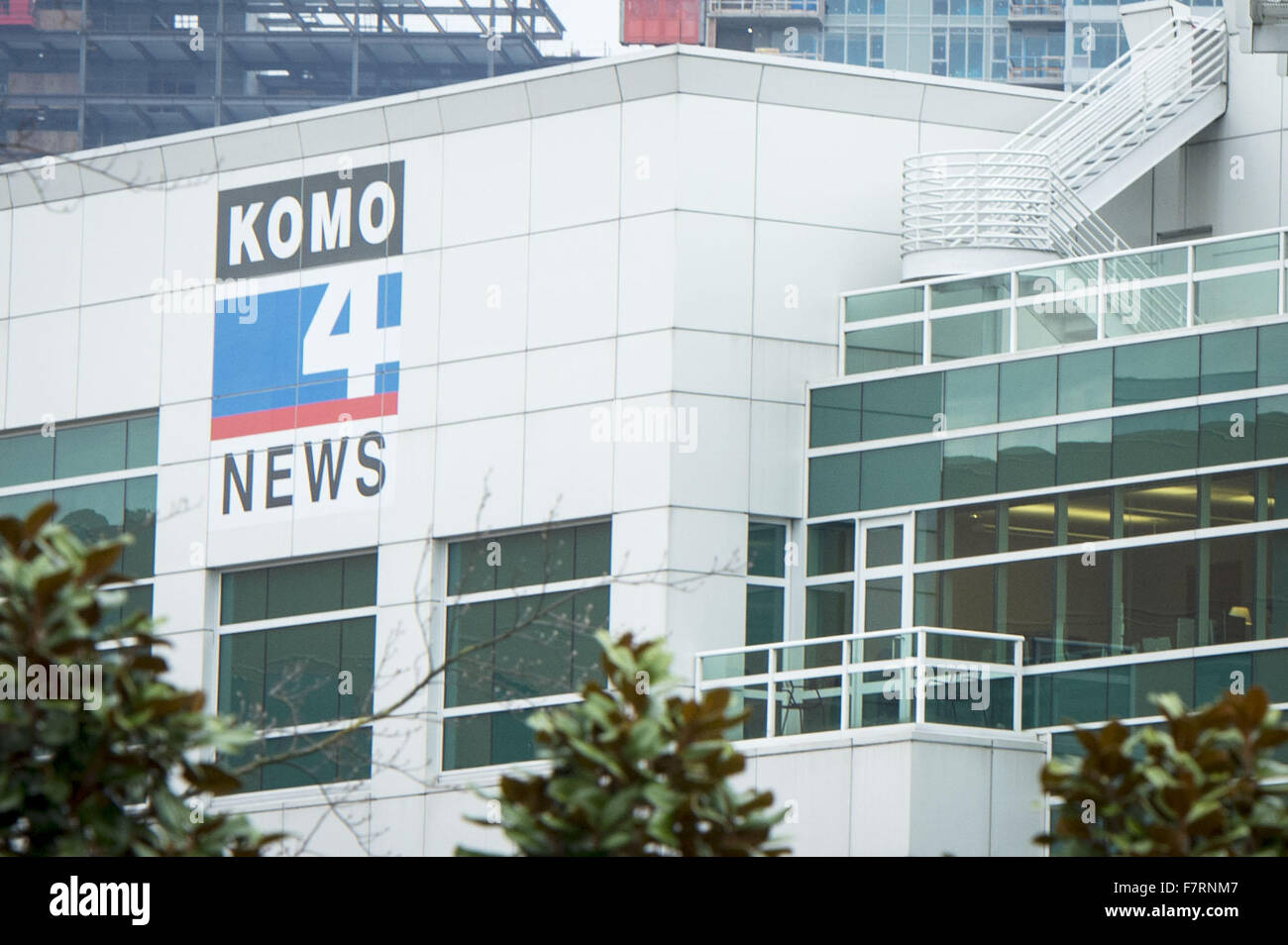 Seattle, Washington, USA. 23. November 2015. Seattles KOMO News ist ein ABC Affiliate-News Fernsehsender im Besitz von Sinclair Broadcasting Group. Die Station liegt in Seattle Center auf der anderen Straßenseite von der Space Needle. KOMO Abdeckung der 1980 Eruption des Mount St. Helen's wird darauf hingewiesen, um das beste Breaking News Video dieses Ereignisses zu sein. KOMO ist zuletzt am meisten für einem tragischen Hubschrauberabsturz 2014 Nachrichten direkt vor der Station erinnert, die zwei tote Links. © David Bro/ZUMA Draht/Alamy Live-Nachrichten Stockfoto