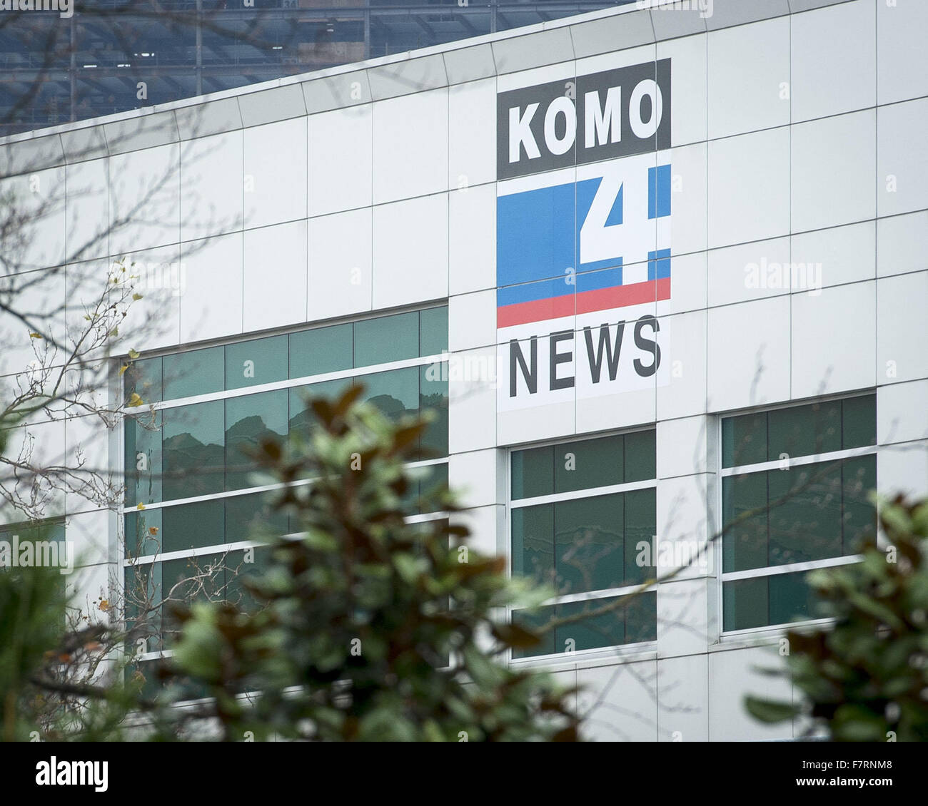 Seattle, Washington, USA. 23. November 2015. Seattles KOMO News ist ein ABC Affiliate-News Fernsehsender im Besitz von Sinclair Broadcasting Group. Die Station liegt in Seattle Center auf der anderen Straßenseite von der Space Needle. KOMO Abdeckung der 1980 Eruption des Mount St. Helen's wird darauf hingewiesen, um das beste Breaking News Video dieses Ereignisses zu sein. KOMO ist zuletzt am meisten für einem tragischen Hubschrauberabsturz 2014 Nachrichten direkt vor der Station erinnert, die zwei tote Links. © David Bro/ZUMA Draht/Alamy Live-Nachrichten Stockfoto