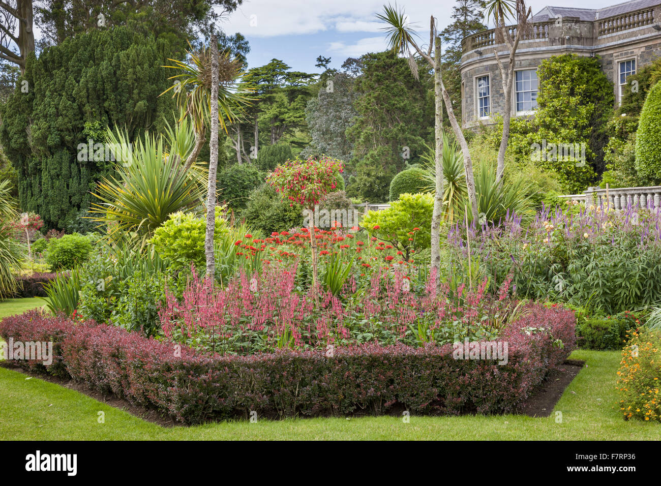 Die Gartenanlage am Mount Stewart, County Down. Mount Stewart ist einer der Top zehn Gärten der Welt gewählt worden und spiegelt das Design und die Kunst seines Schöpfers, Edith, Lady Londonderry. Stockfoto