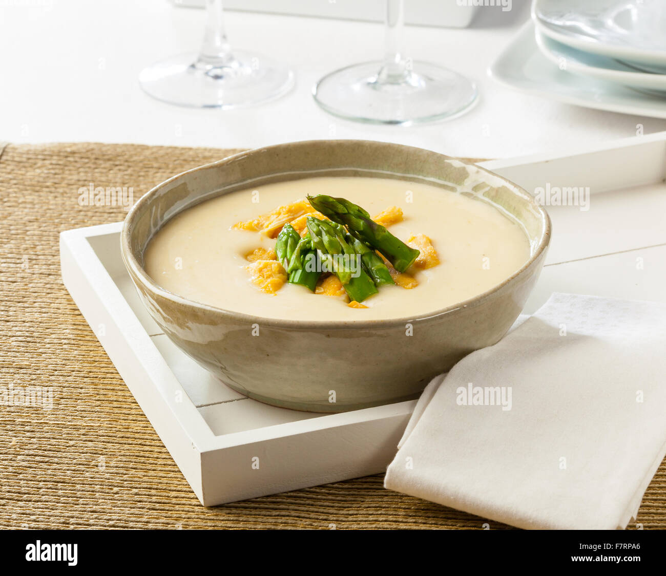 Eine Schüssel mit Spargel Creme Suppe mit Huhn. Stockfoto