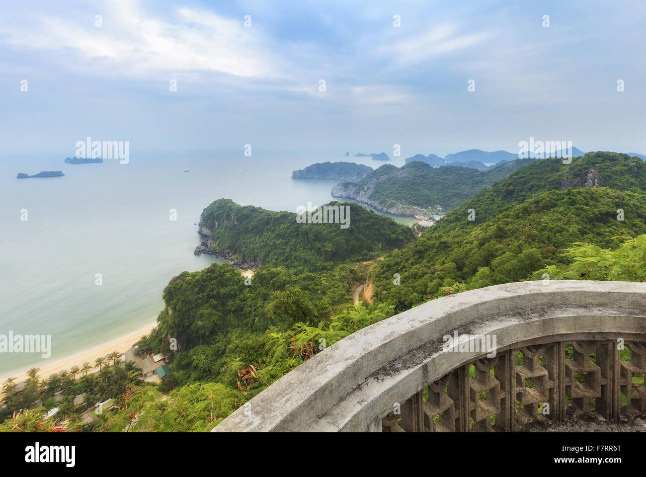 Seelandschaft der Halong Bucht, Vietnam Stockfoto