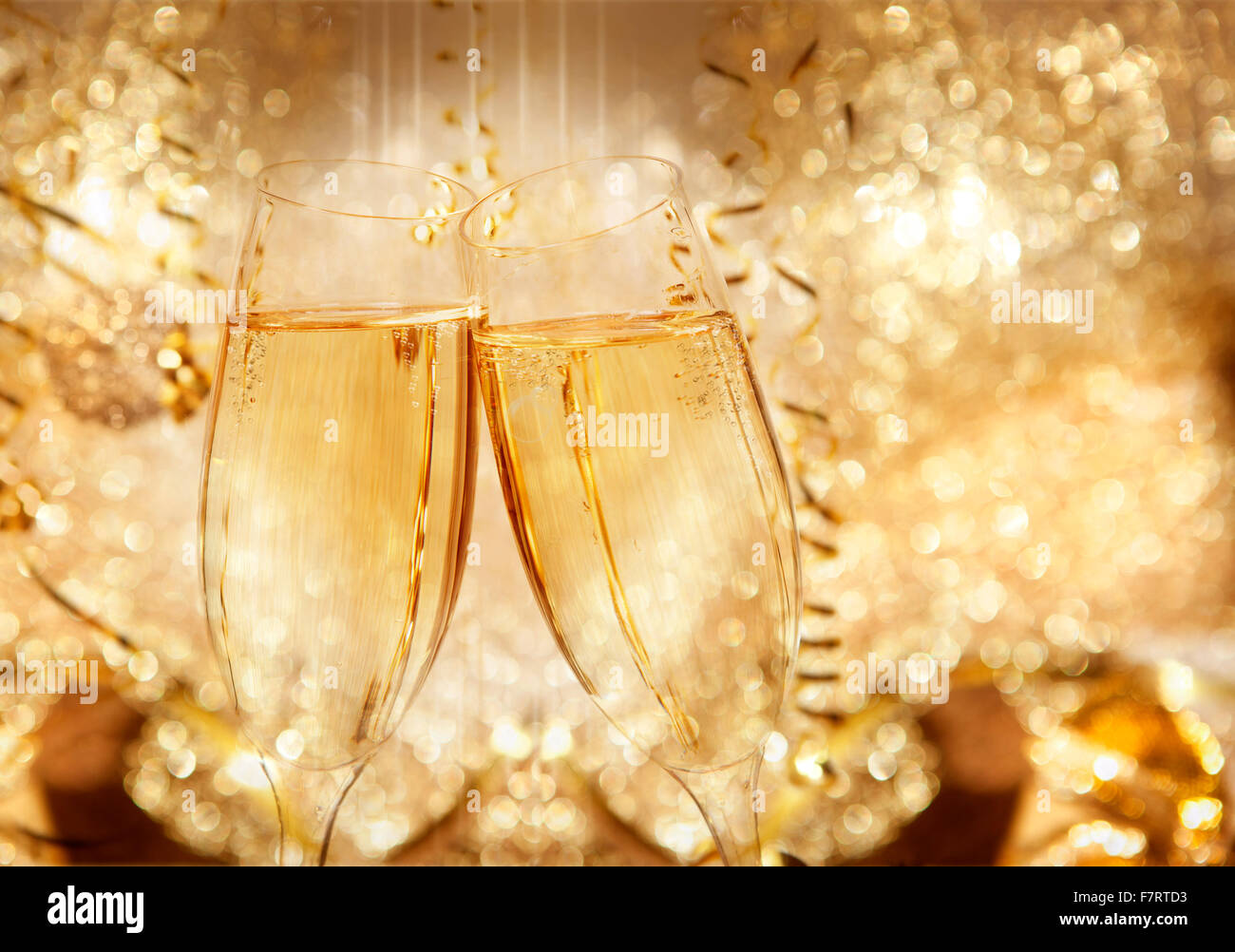 zwei Gläser mit Champagner Clink in festliche Dekoration Stockfoto