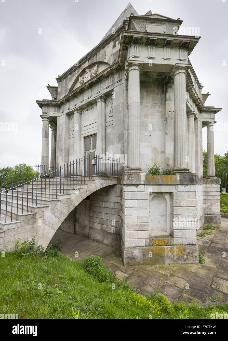 Cobham Holz und Mausoleum, Kent. Einst Teil der Darnley Familie Estate, der Wald öffnet sich auf das Mausoleum, entworfen von James Wyatt. Stockfoto