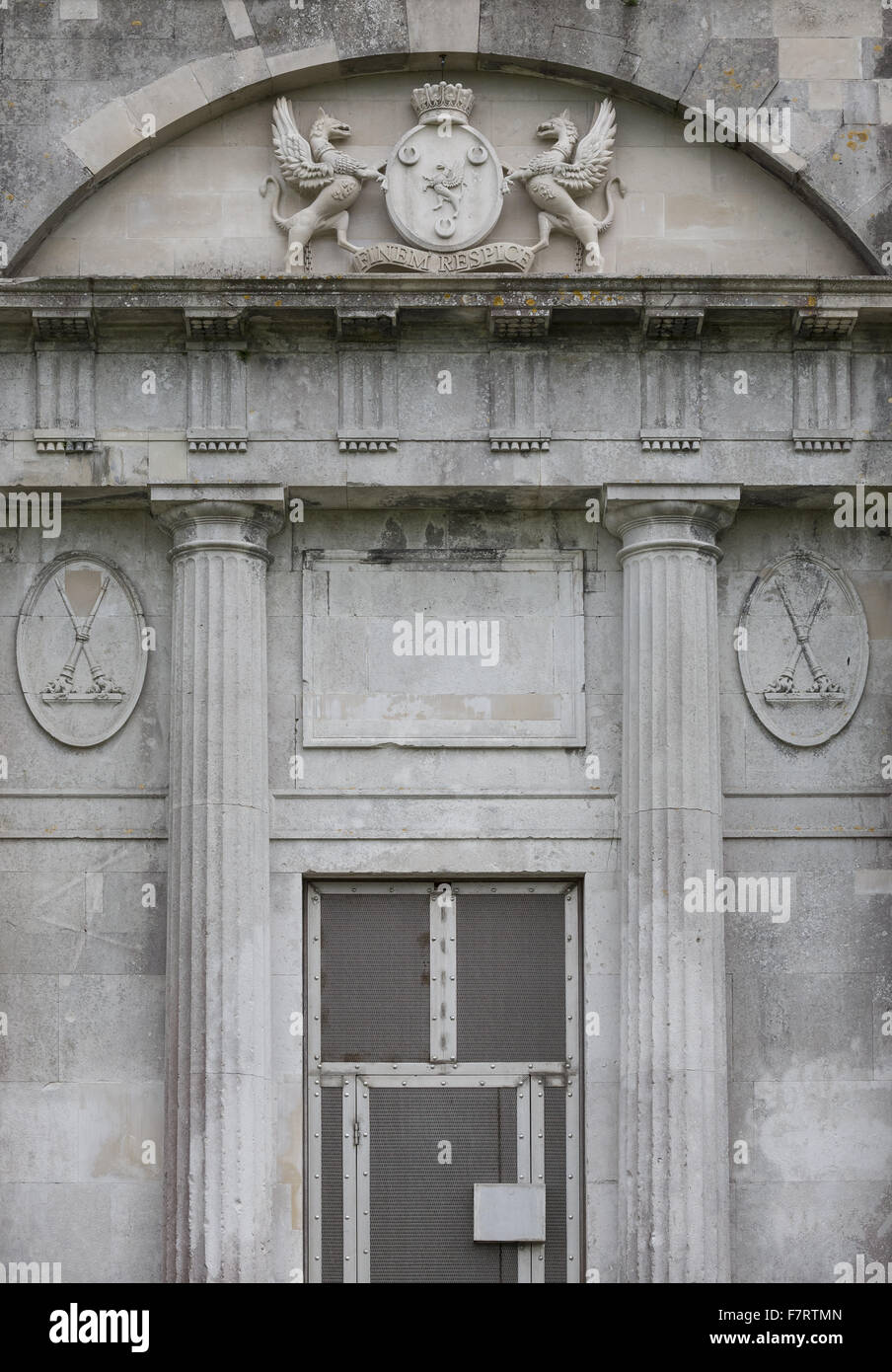 Cobham Holz und Mausoleum, Kent. Einst Teil der Darnley Familie Estate, der Wald öffnet sich auf das Mausoleum, entworfen von James Wyatt. Stockfoto