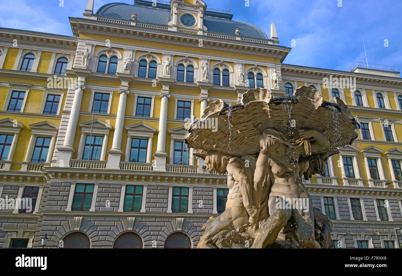 Triest, Italien - Vittorio Veneto Platz in Altstadt mit Post-Palast und die monumentale Tritonen-Brunnen Stockfoto