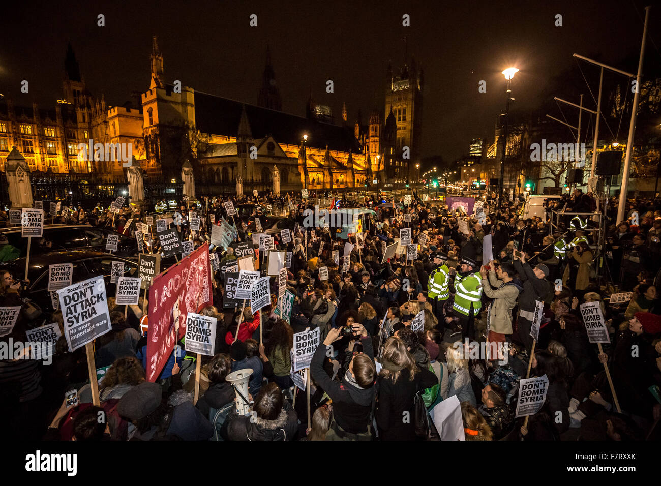 London, UK. 2. Dezember 2015. Halten die Kriegs-Protest vor Westminster Parlament Gebäude vor der Abstimmung über die Ausweitung der Luftangriffe gegen den is auf Syrien Credit: Guy Corbishley/Alamy Live News Stockfoto