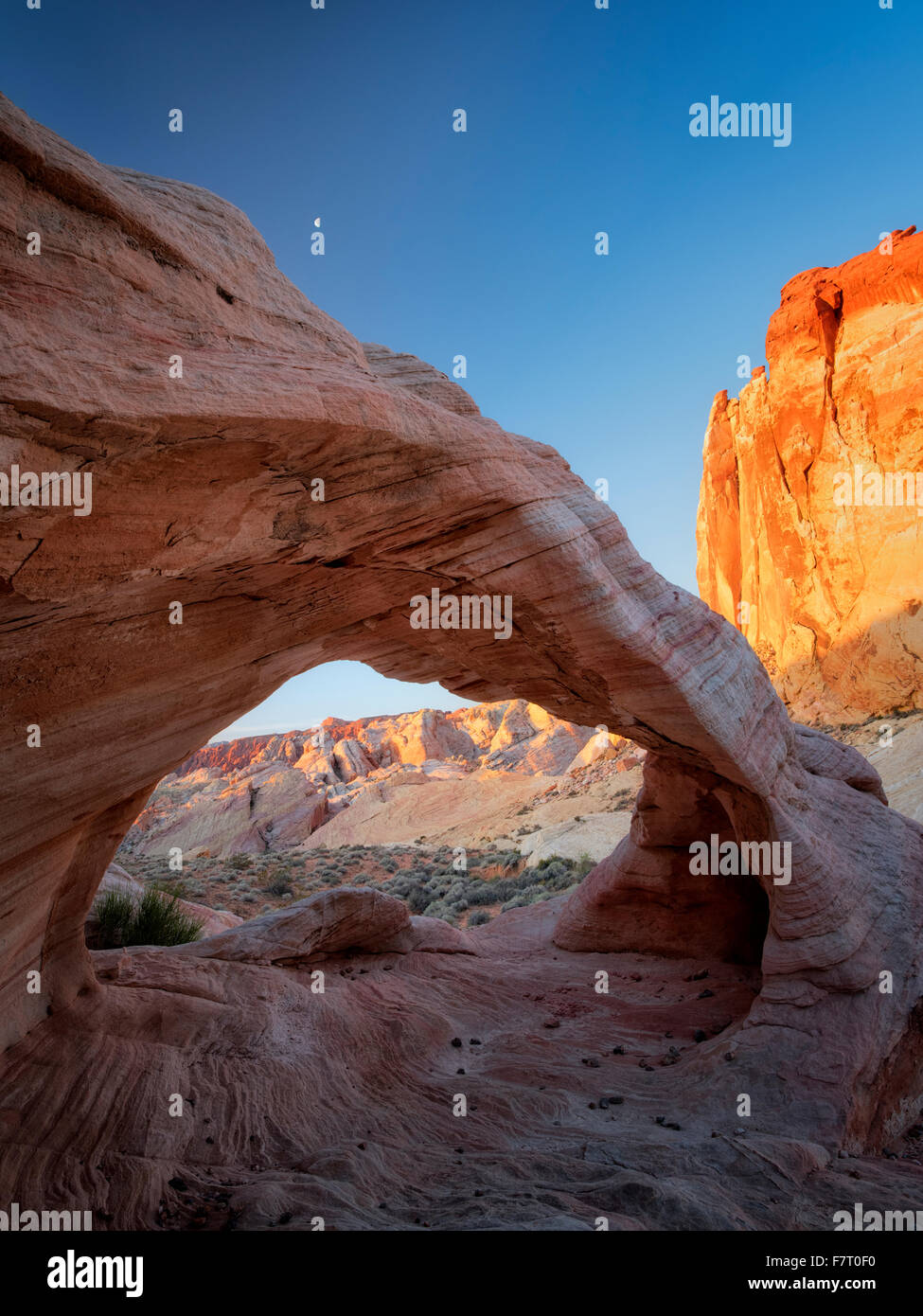 Weißer Bogen und Sonnenaufgang. Valley of Fire State Park, Nevada Stockfoto