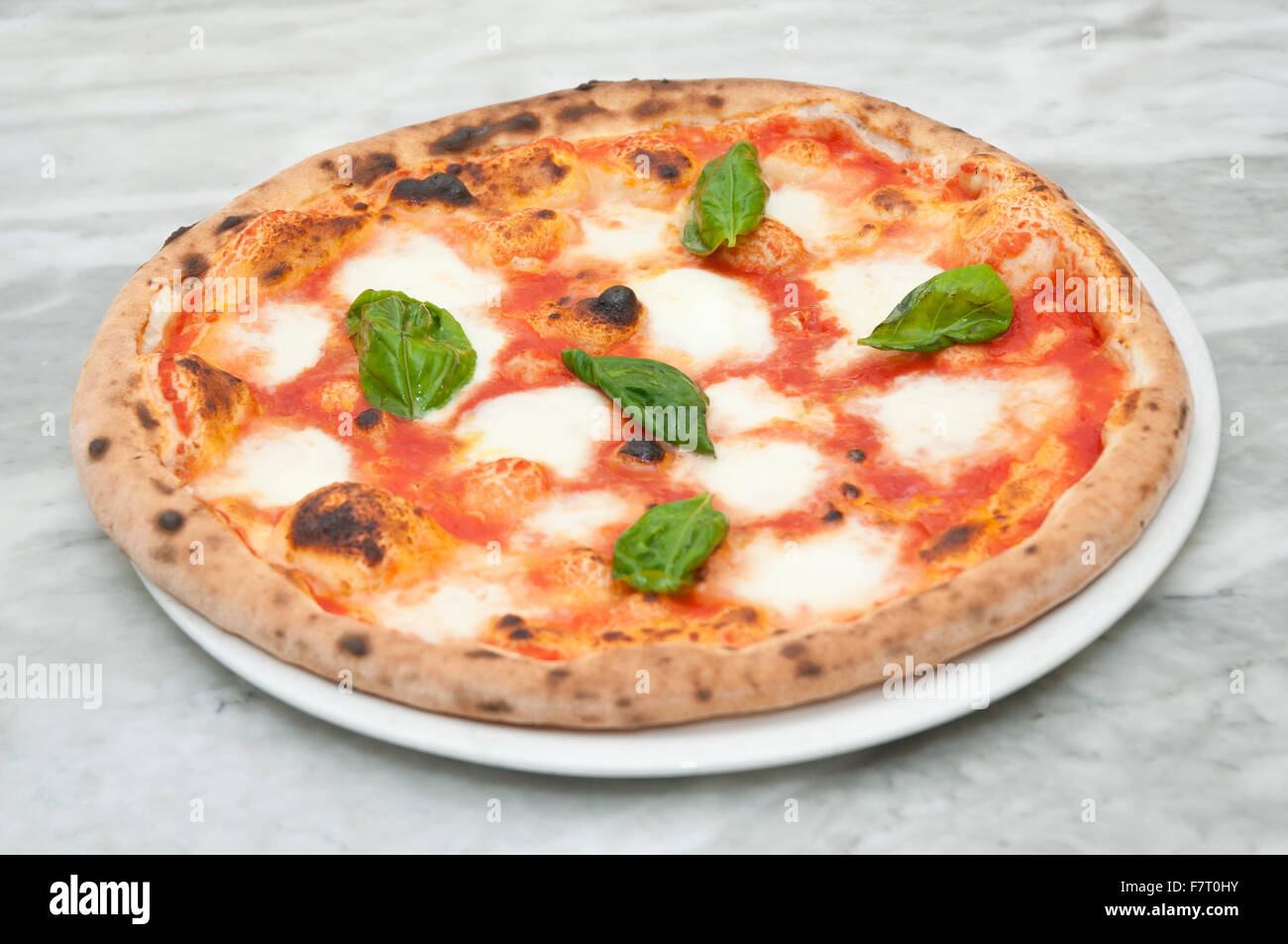 Pizza Margherita Ist Der Bekannteste Auf Der Ganzen Welt Typisch Italienische Gerichte Mit Tomaten Mozzarella Ol Und Basilikum Stockfotografie Alamy