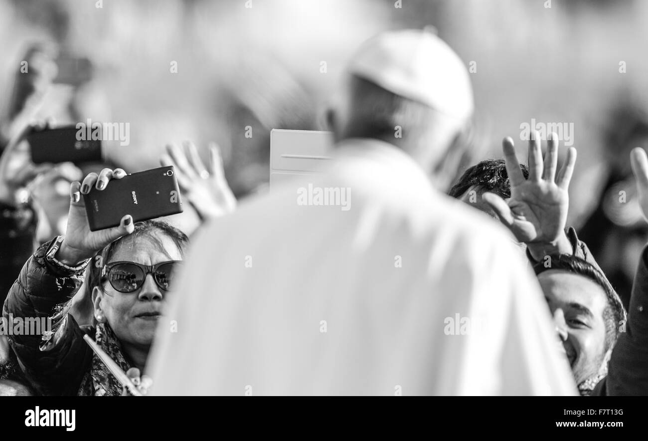 Vatikan-Stadt. 2. Dezember 2015. Kredit-Papst Francis während seiner wöchentlichen Generalaudienz Mittwoch in dem Petersplatz im Vatikan auf 2. Dezember 2015: Silvia Lore "/ Alamy Live News Stockfoto