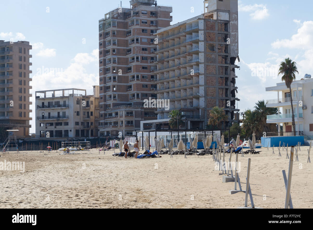 Salamis Beach, Famagusta, Türkische Republik Nordzypern, mit verlassenen Gebäude in der verbotenen Zone hinter Stockfoto