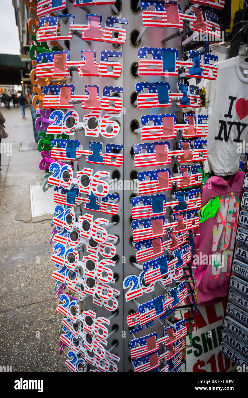 Ein Souvenir-Shop am Times Square in New York bekommt einen Sprung auf das neue Jahr auf Dienstag, 1. Dezember 2015 2016 modische Brillen zu verkaufen.  (© Richard B. Levine) Stockfoto