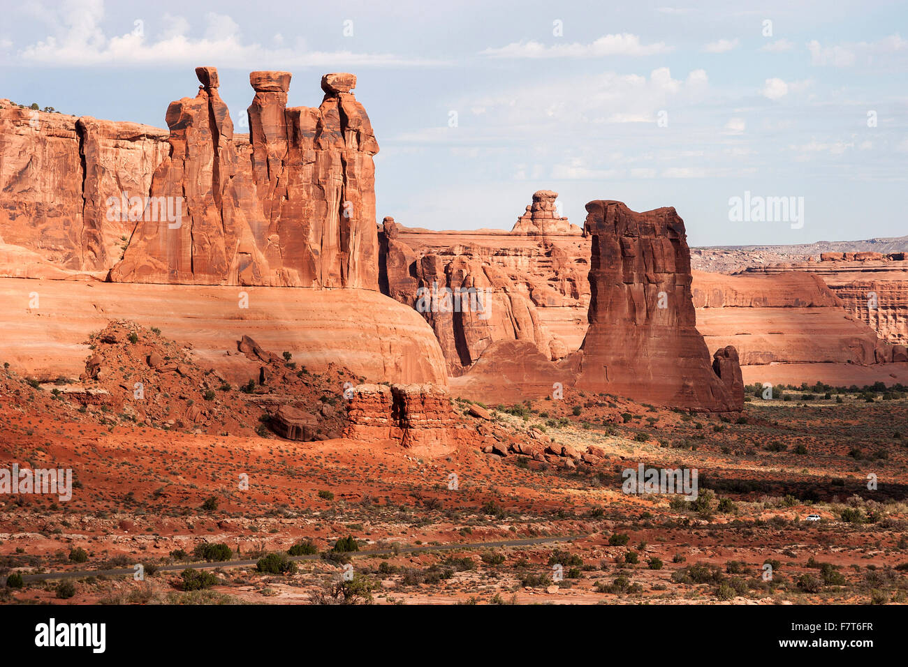 Gerichtsgebäude Türmen, drei Klatsch auf der linken Seite, Sheep Rock im Zentrum, Arches-Nationalpark, Utah, USA Stockfoto