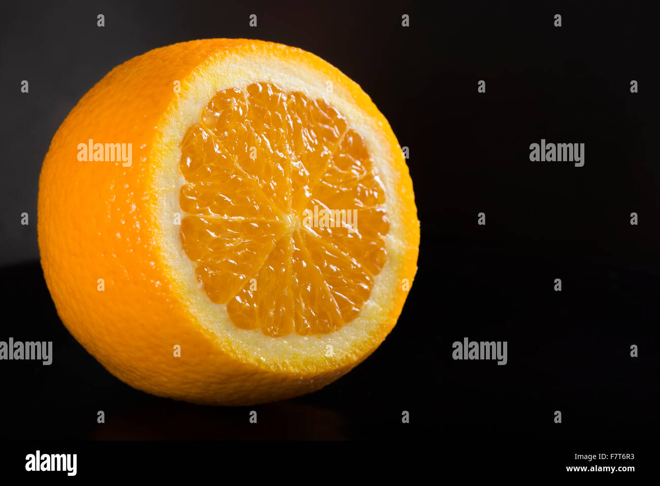 In Scheiben geschnitten Orange auf schwarzem Hintergrund Stockfoto