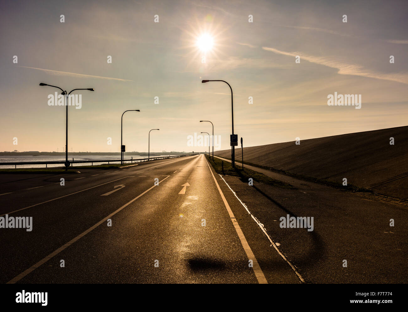 Straße 305 nahe dem Eidersperrwerk in Töning, Schleswig-Holstein, Deutschland Stockfoto