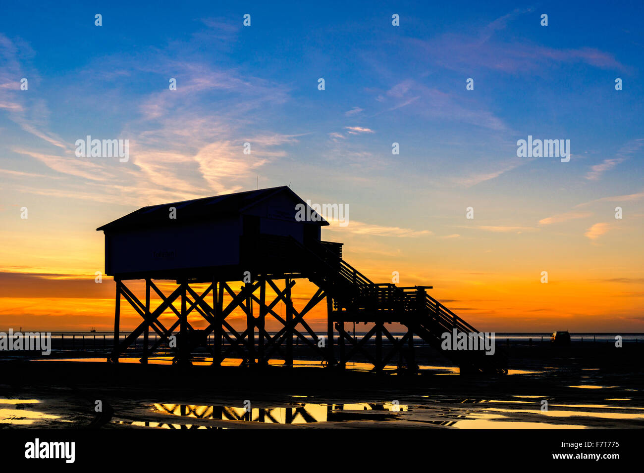 Aufbauend auf Stelzen, bei Ebbe, Sonnenuntergang, Strand von St. Peter Ording, Schleswig-Holstein, Deutschland Stockfoto
