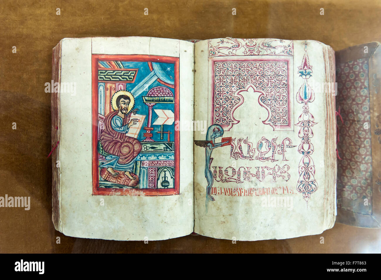 Armenisch-Apostolischen Kirche, alte Bibel gemalt Evangelist, armenische Schrift öffnen Buch im Museum, Vank Kathedrale Stockfoto