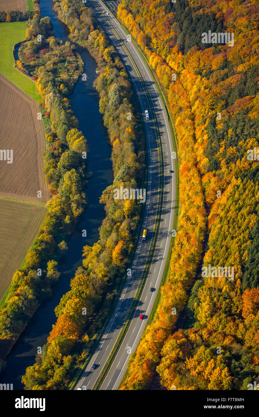 A46 am Ufer des Flusses Ruhr in der Nähe von Neheim, Arnsberg, Sauerland, Nordrhein-Westfalen, Deutschland Stockfoto