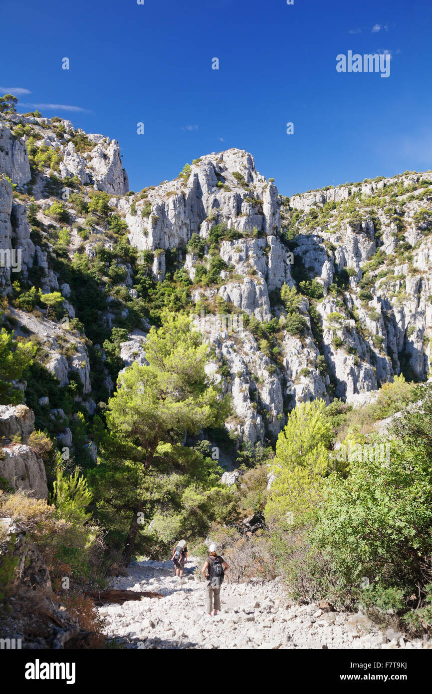 Wanderer im Nationalpark Calanques oder Parc National des Calanques, Cassis, Provence, Provence-Alpes-Cote d ' Azur, Südfrankreich Stockfoto
