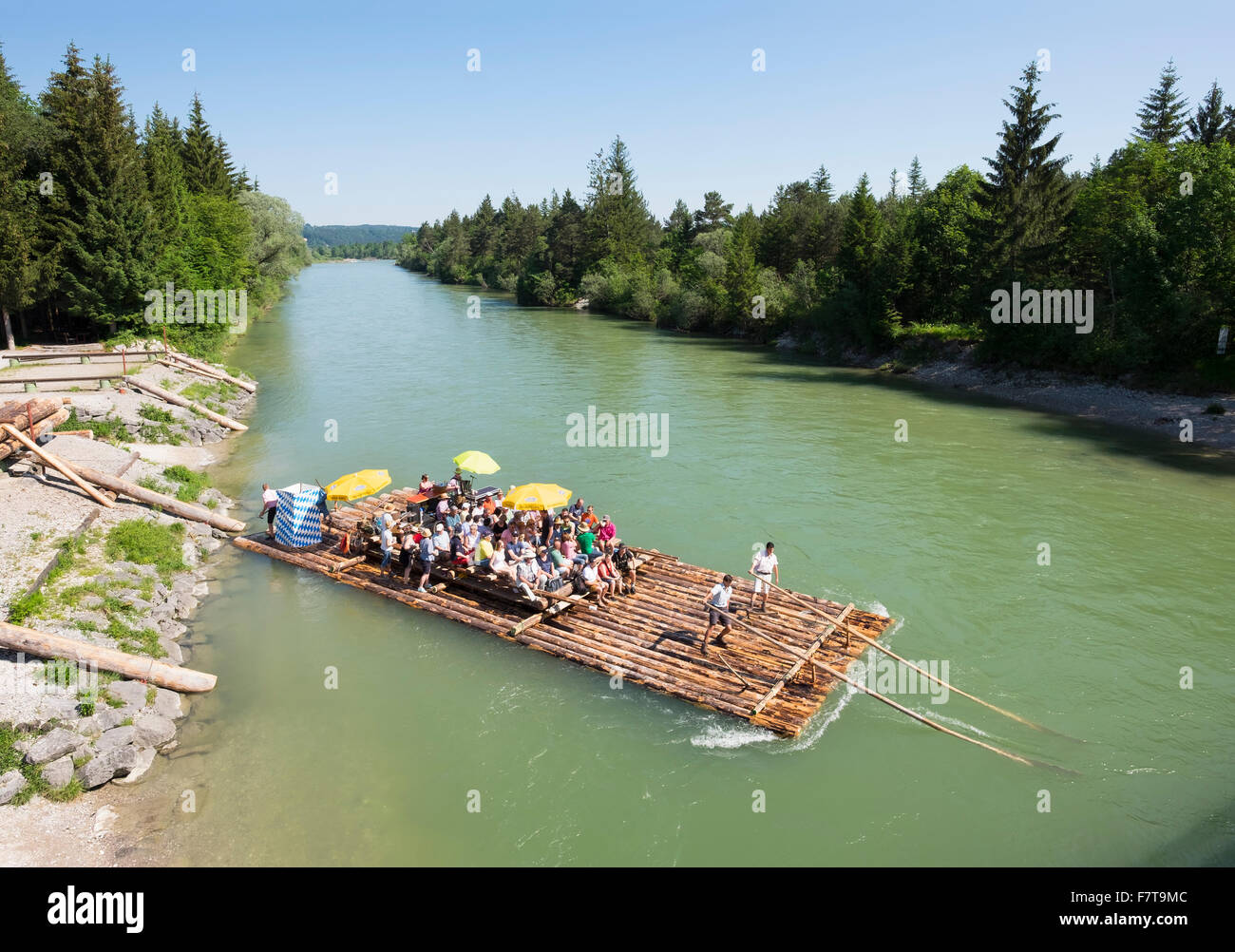 Floß starten am Fluss Isar, Floßfahrt, Natur reservieren Isarauen, Pupplinger Au, Wolfratshausen, Bayern, Oberbayern Stockfoto