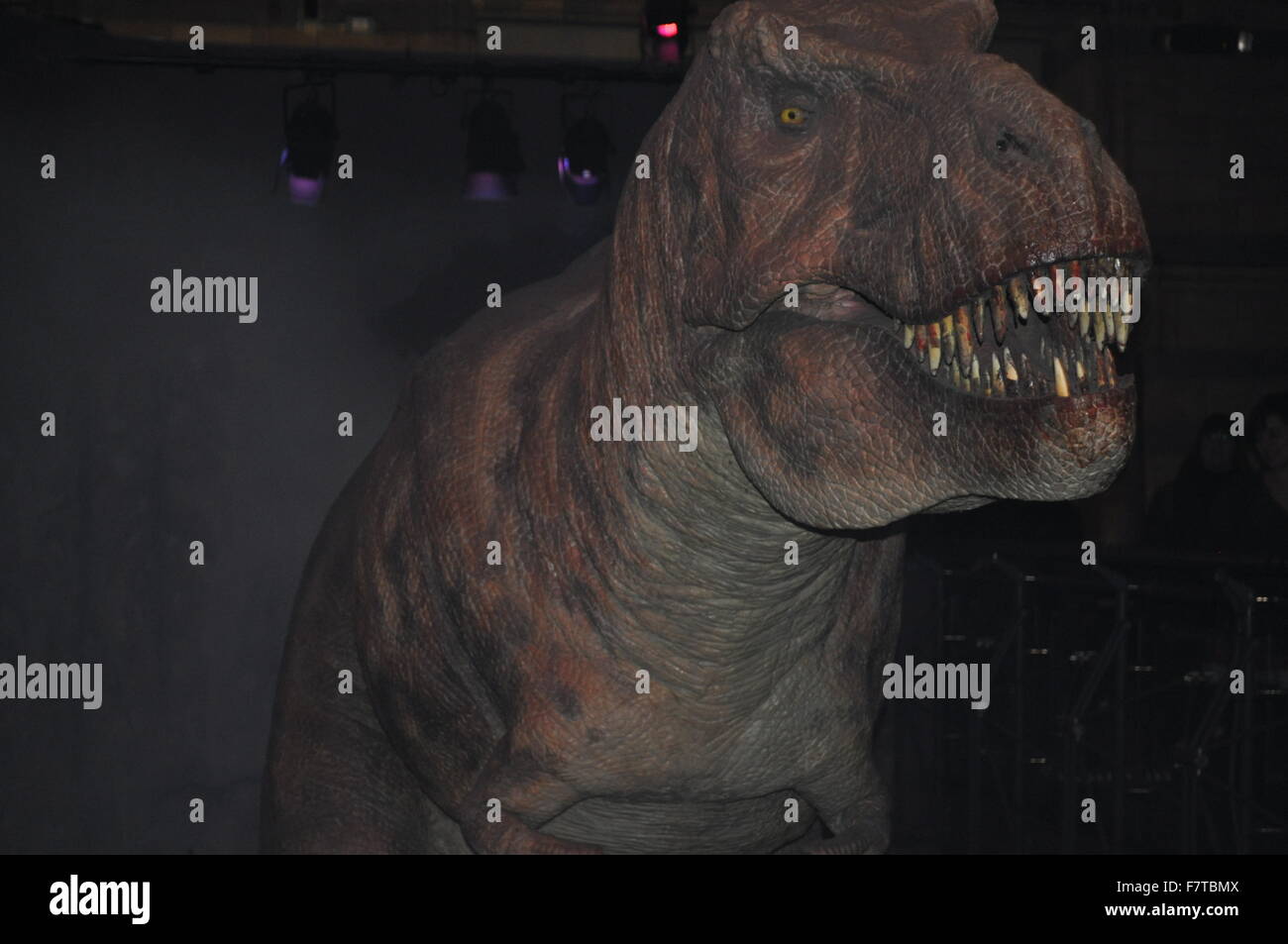 Dinosaurier Statur mit blutigen Zähne am Natural History Museum in London. Stockfoto