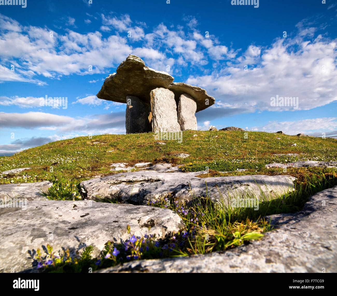 Poulnabrone Dolmen, Burren, County Clare, Irland, der Wilde Atlantik Weg Stockfoto