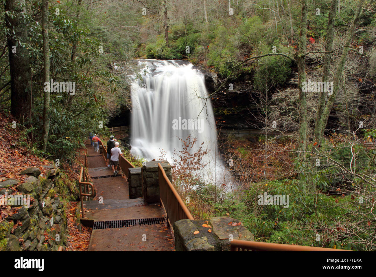 Besucher genießen Sie malerische Dry Falls im Nantahala National Forest, North Carolina Stockfoto