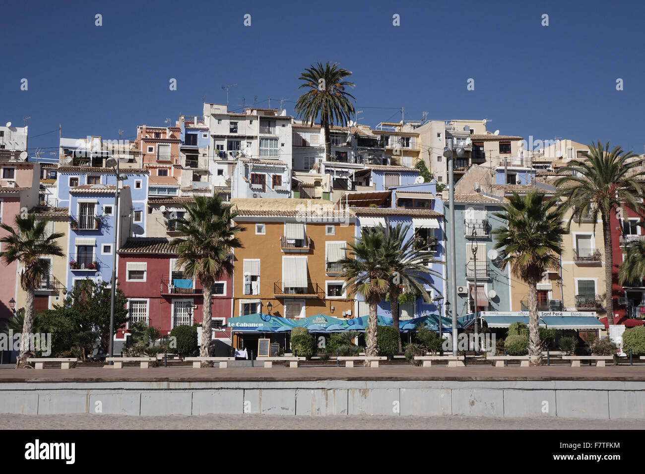 La Vila Joiosa oder Villajoyosa, Alicante, Spanien. Ein Küstenort mit bunten Fishermans Häuser Tumbling down zu goldenen Stränden Stockfoto