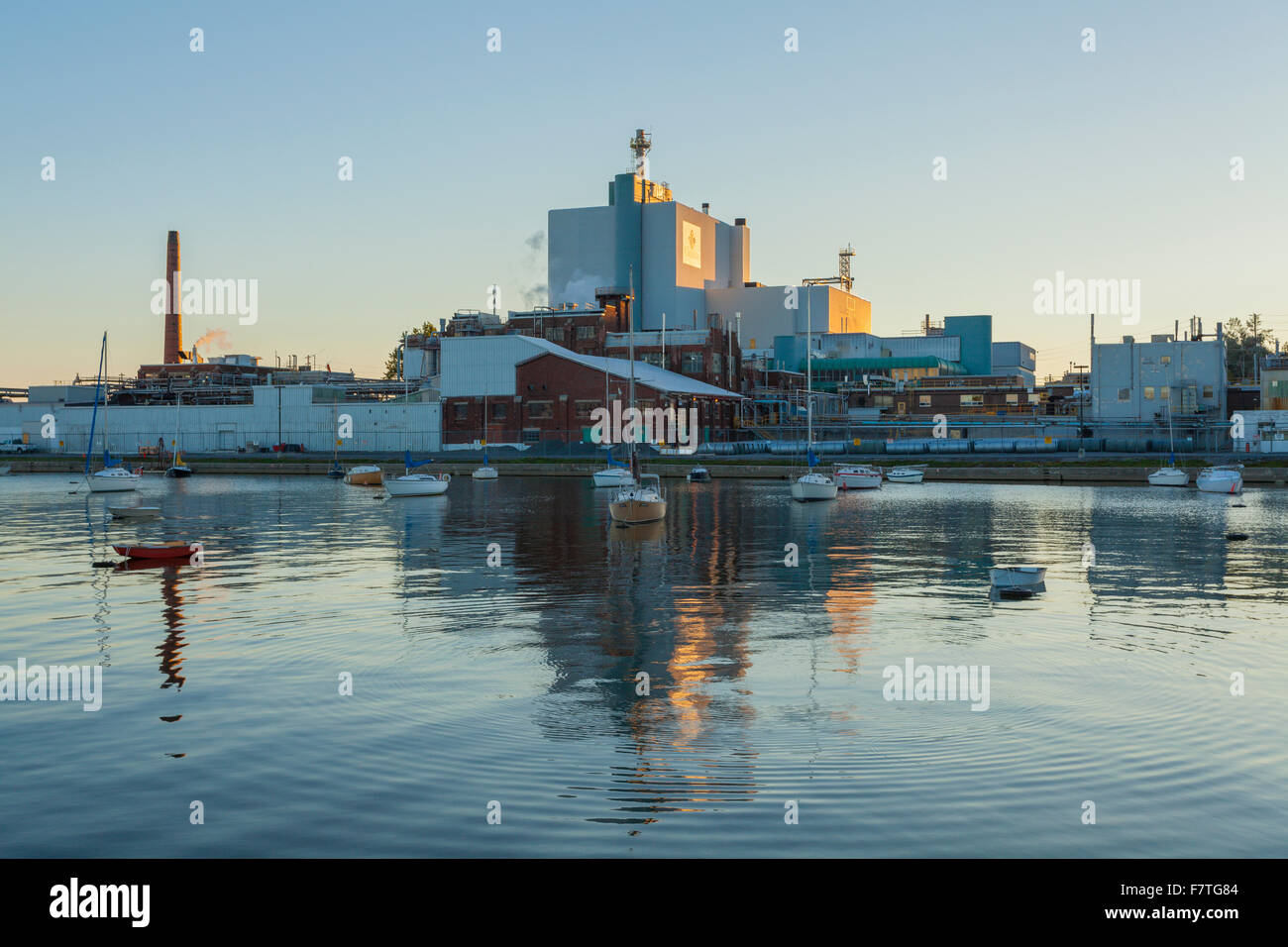 Cameco Kraftstoff Manufacturing Inc. und Segelboote im Hafen Port Hope. Port Hope, Ontario, Kanada. Stockfoto