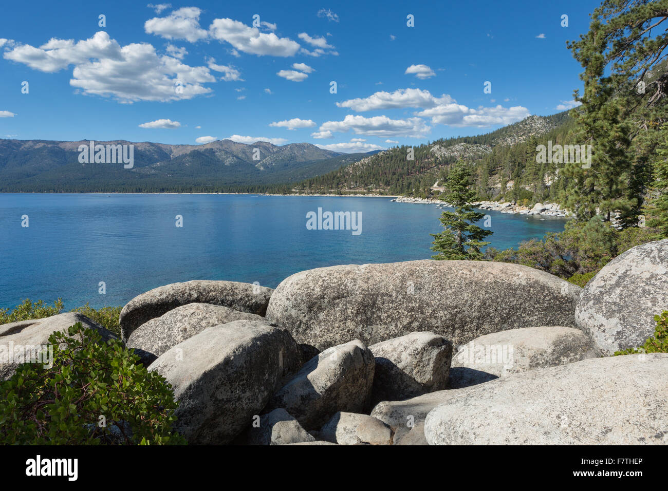 Felsbrocken am Ufer des Lake Tahoe in der Nähe von Incline Village, Nevada Stockfoto