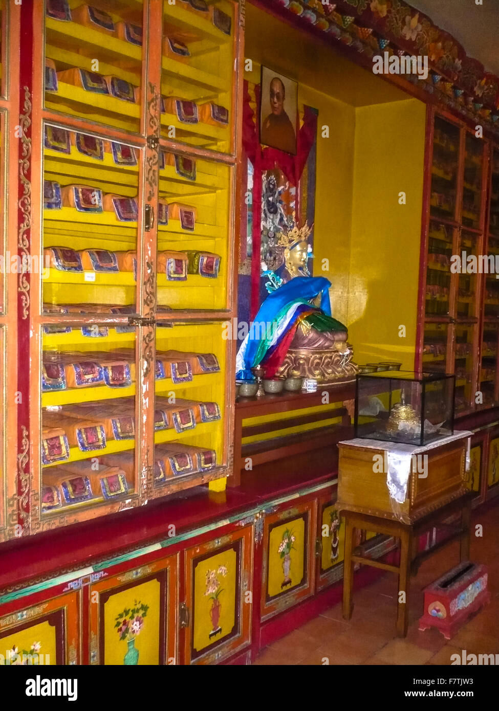 Bibliothek der Tsuglagkhang Kloster in Mcleod Ganj Indien Stockfoto