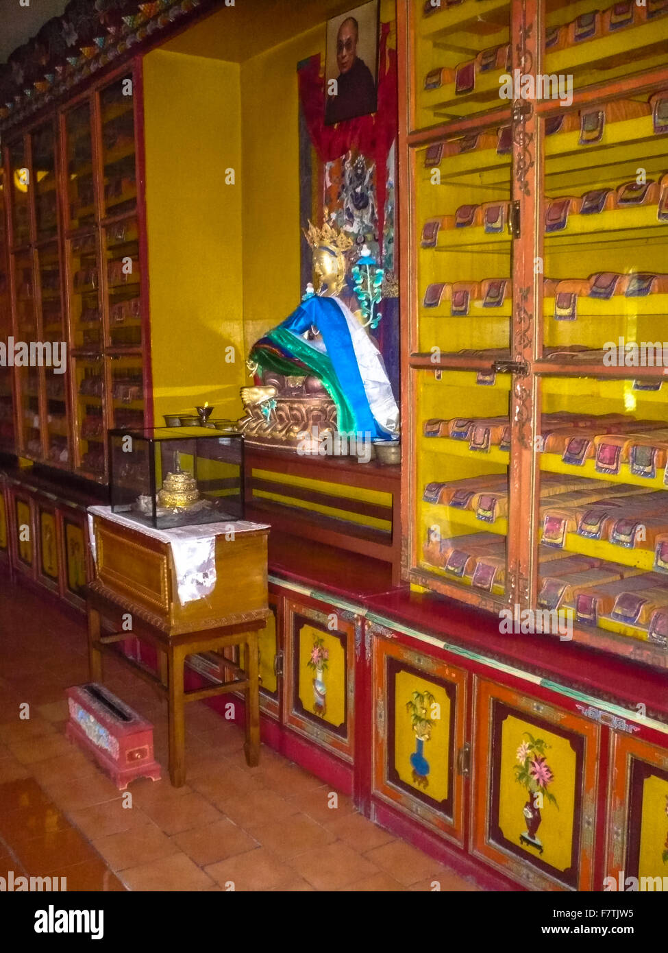 Bibliothek der Tsuglagkhang Kloster in Mcleod Ganj Indien Stockfoto