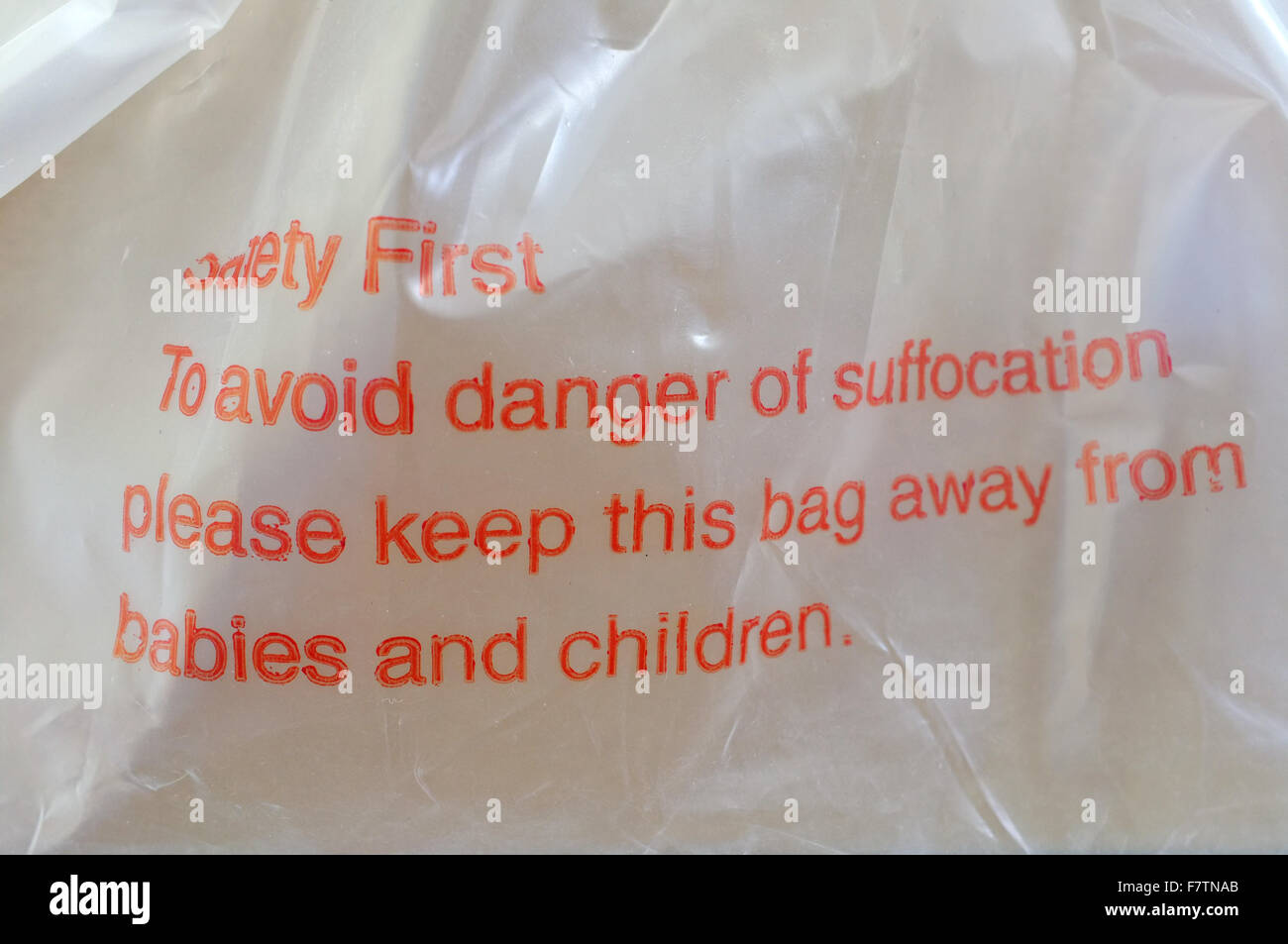 Eine Nachricht auf eine Plastiktüte Warnung über die Gefahren des Erstickens. Stockfoto