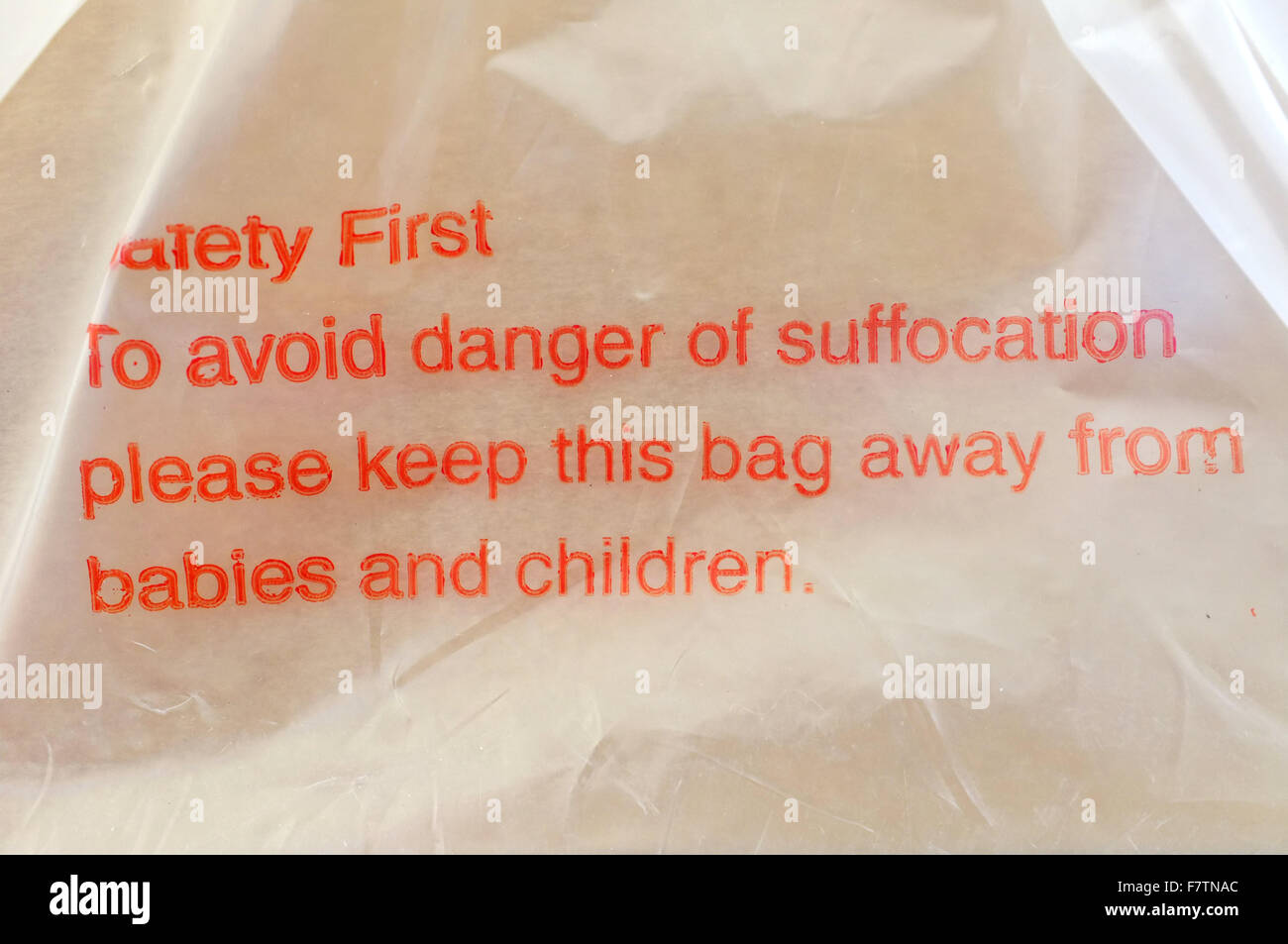 Eine Nachricht auf eine Plastiktüte Warnung über die Gefahren des Erstickens. Stockfoto