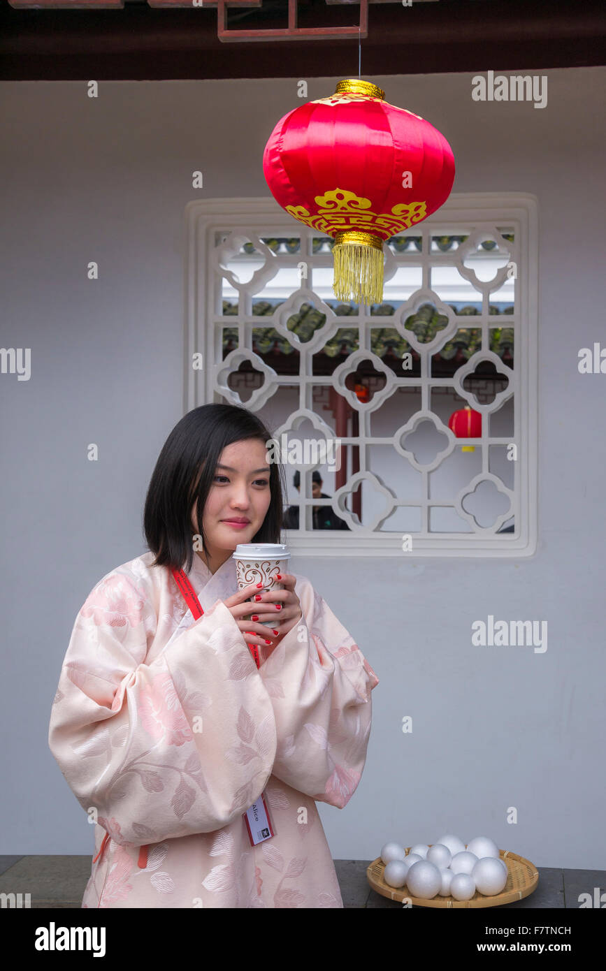 Junge Asiatin kanadischen genießen eine Tasse Tee, Dr. Sun Yat Sen Garden, Chinesisches Neujahrsfest, Vancouver, British Columbi Stockfoto