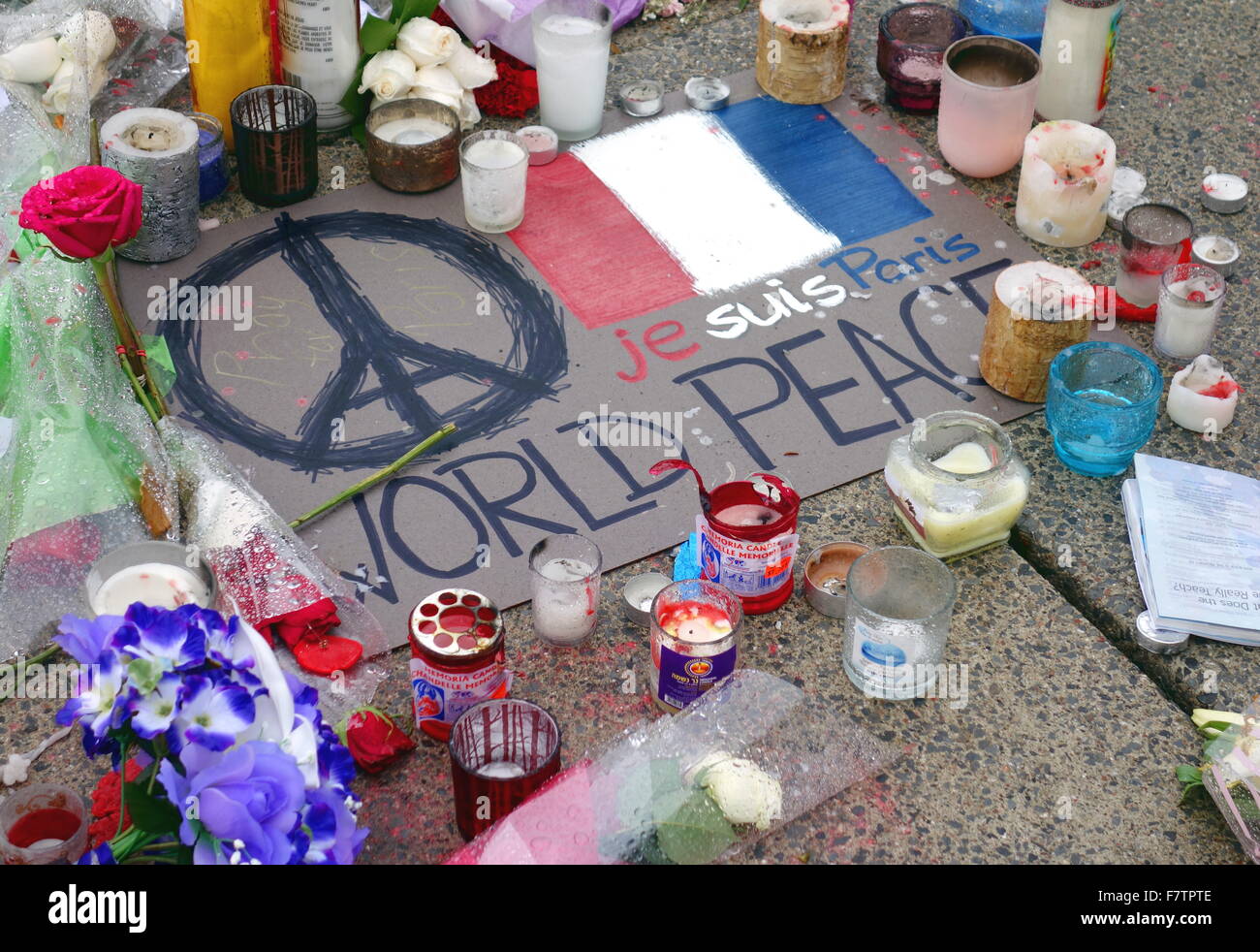 Nachrichten, Kerzen und Blumen am Paris Terror Attack Memorial in Toronto, Kanada Stockfoto