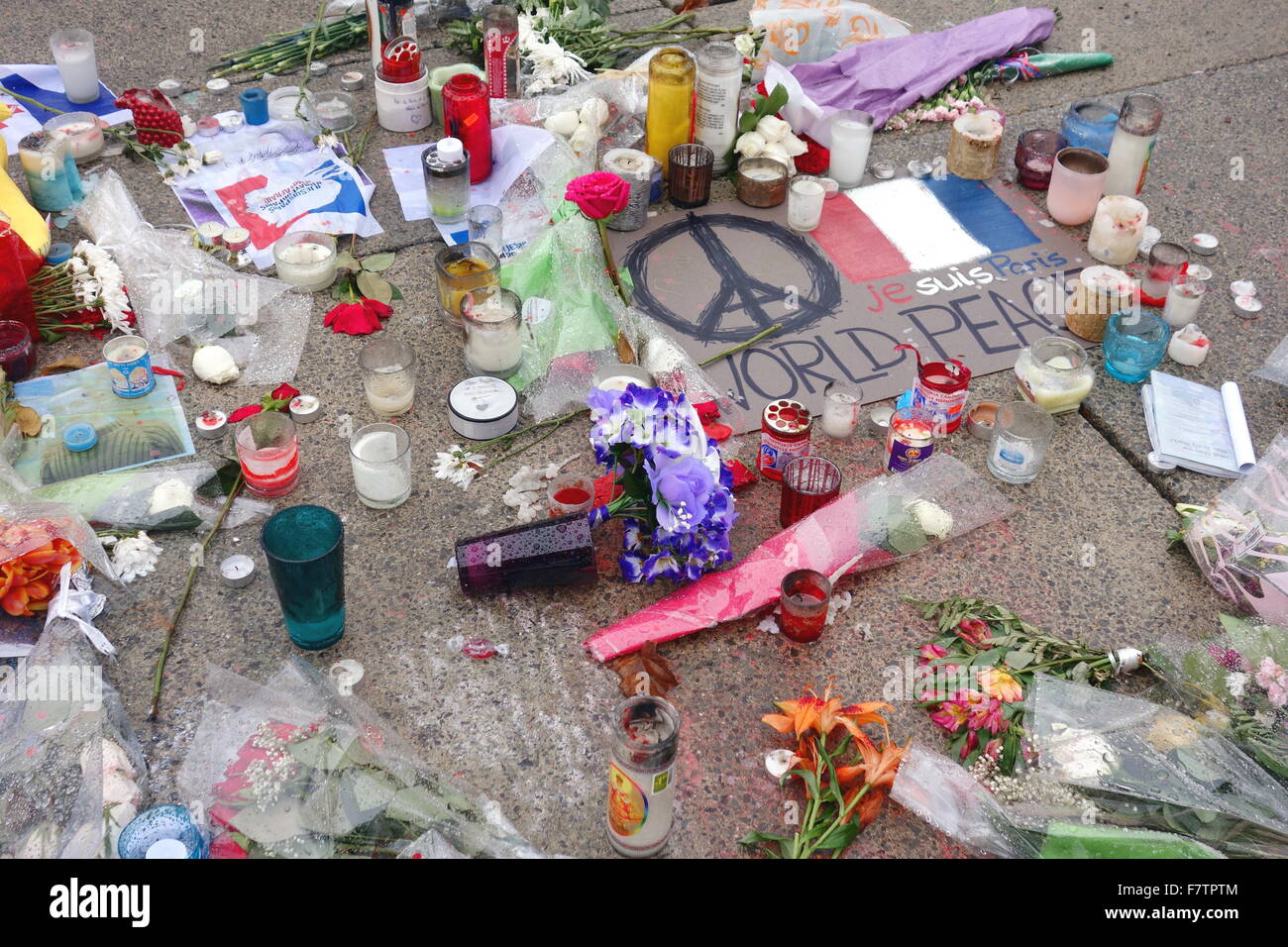 Nachrichten, Kerzen und Blumen am Paris Terror Attack Memorial in Toronto, Kanada Stockfoto