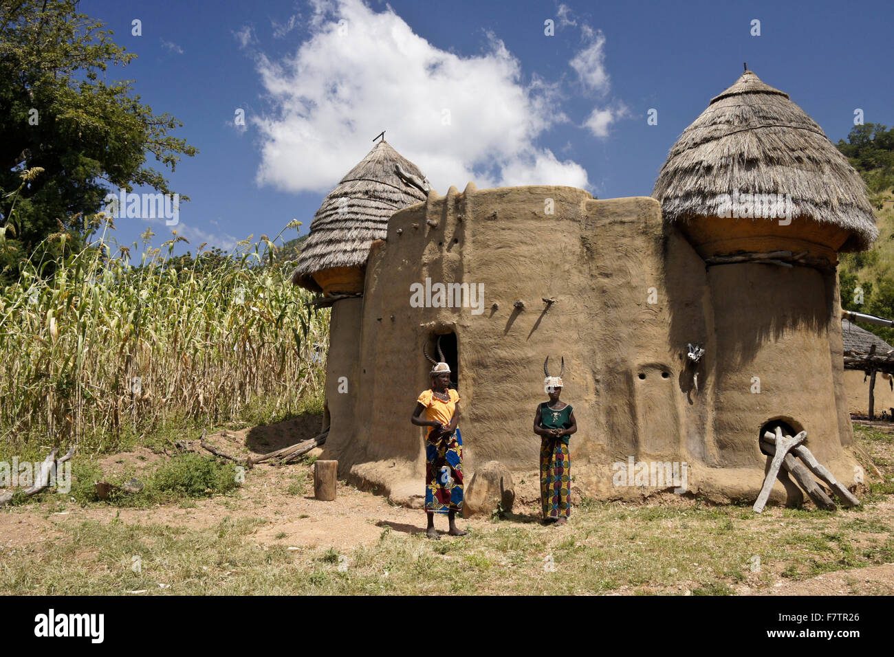 Takienta (Turmhaus) und scheuen Frauen, Koutammakou, "Land der Batammariba," Togo Stockfoto