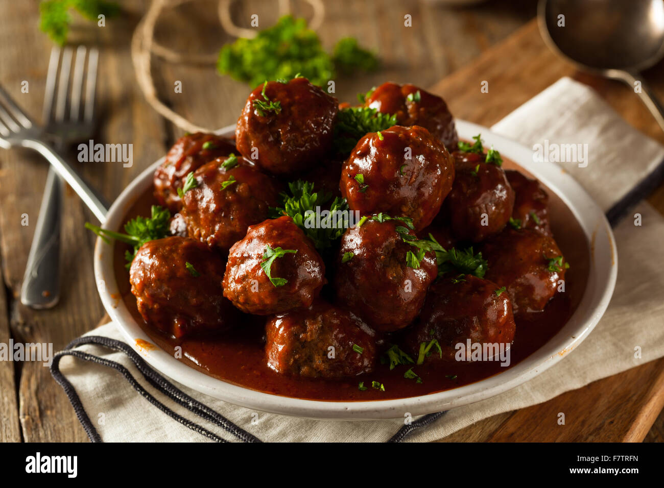 Hausgemachte Grill Frikadellen mit roter Soße Stockfoto