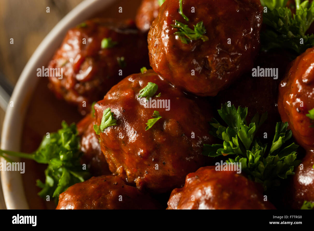 Hausgemachte Grill Frikadellen mit roter Soße Stockfoto