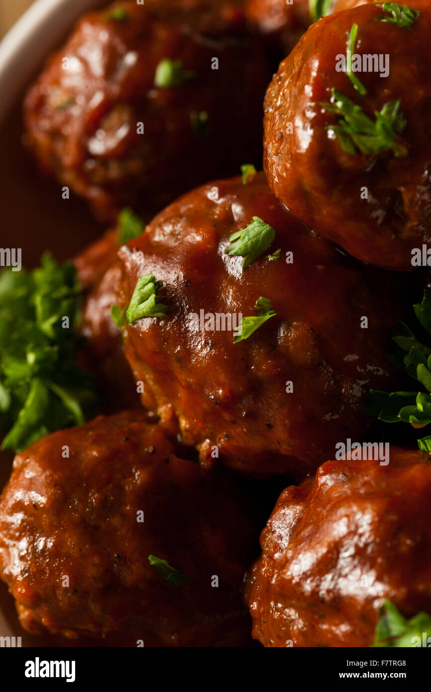 Hausgemachte Grill Frikadellen mit roter Soße Stockfoto