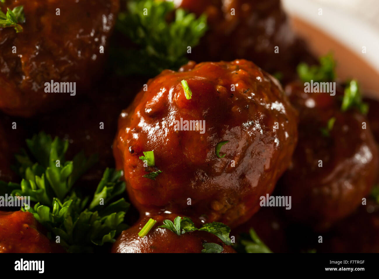 Hausgemachte Grill Frikadellen mit roter Soße Stockfoto