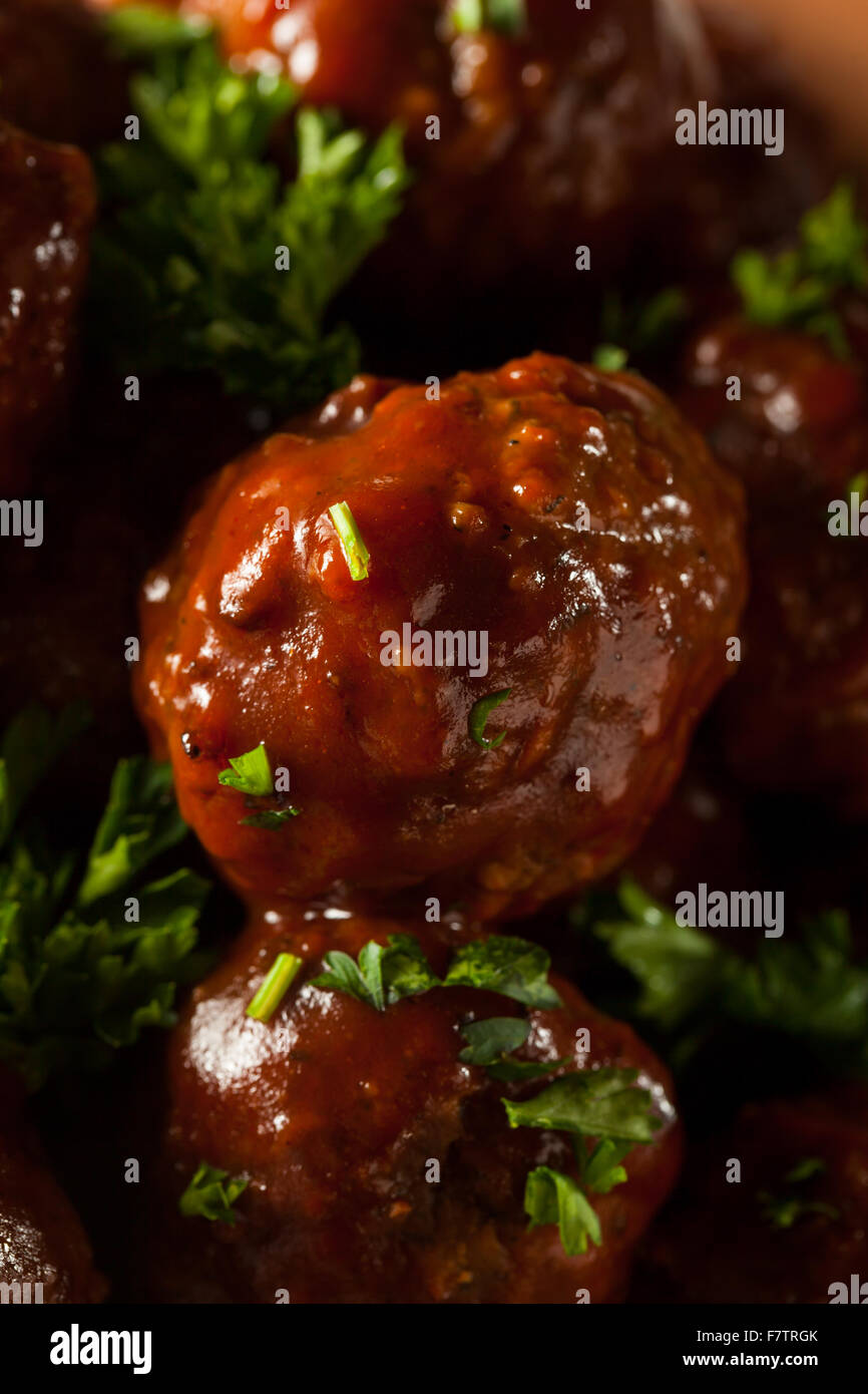 Hausgemachte Grill Frikadellen mit roter Soße Stockfoto
