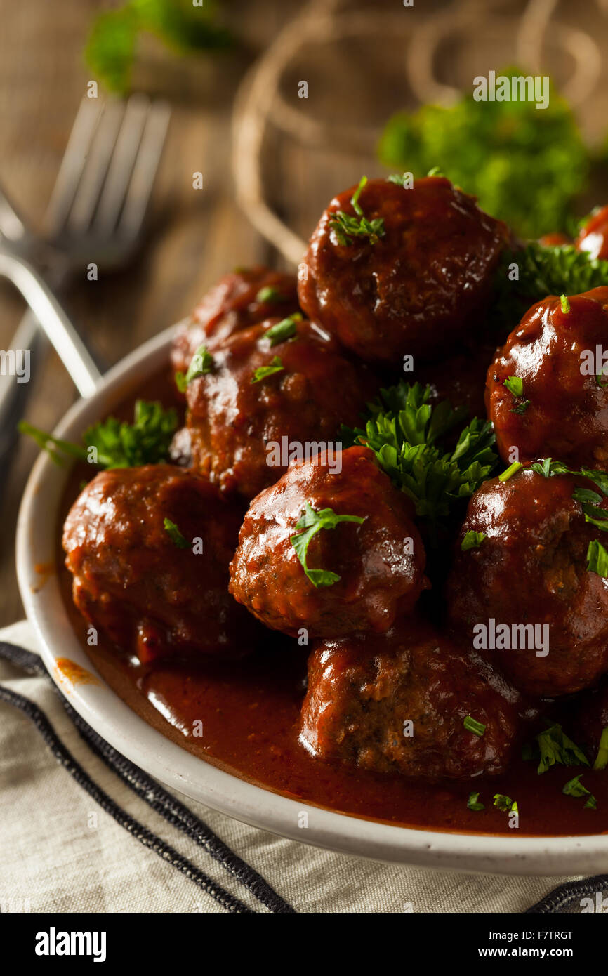Hausgemachte Grill Frikadellen mit roter Soße Stockfoto