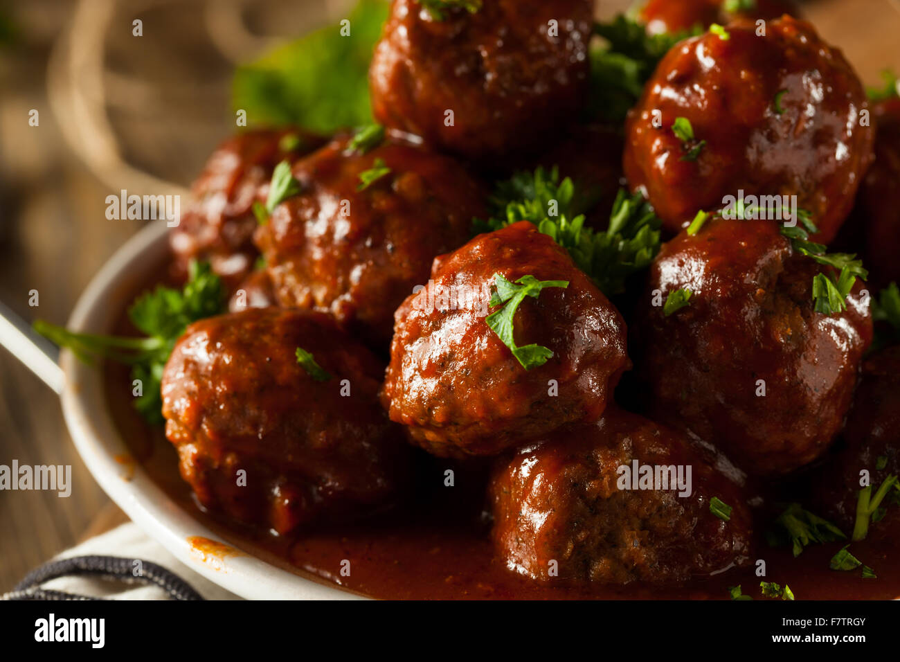 Hausgemachte Grill Frikadellen mit roter Soße Stockfoto
