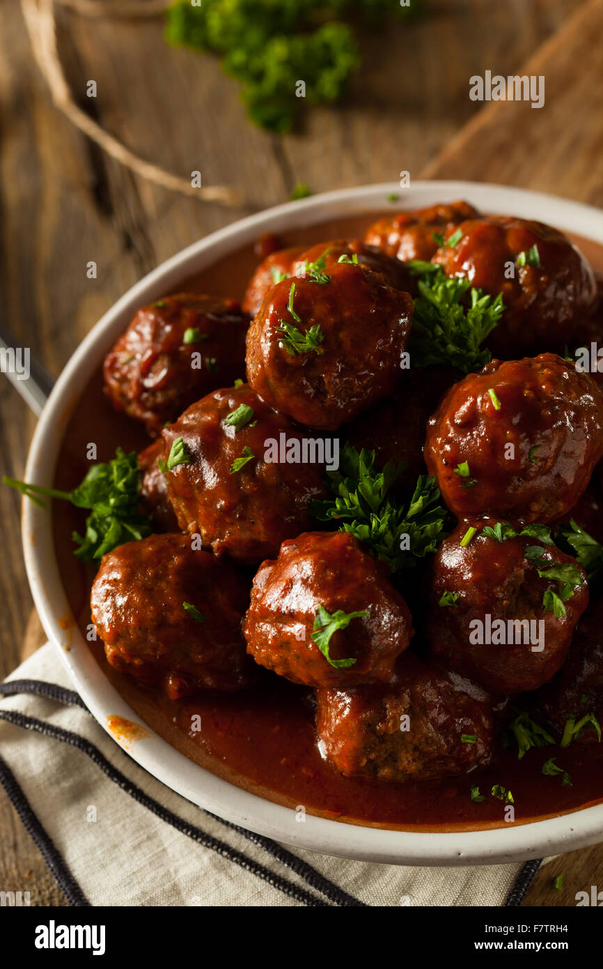 Hausgemachte Grill Frikadellen mit roter Soße Stockfoto