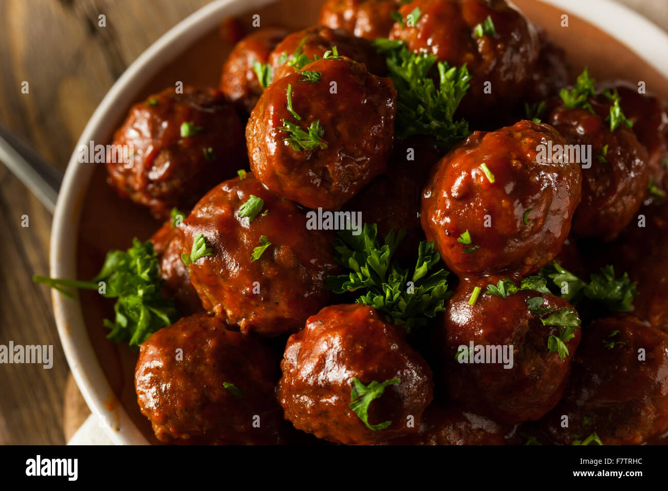 Hausgemachte Grill Frikadellen mit roter Soße Stockfoto