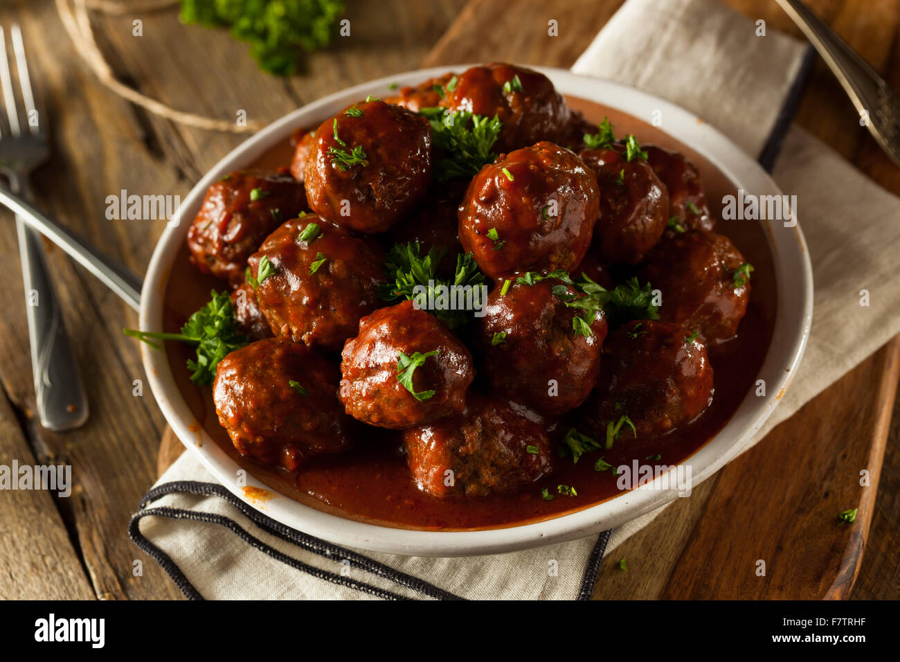 Hausgemachte Grill Frikadellen mit roter Soße Stockfoto