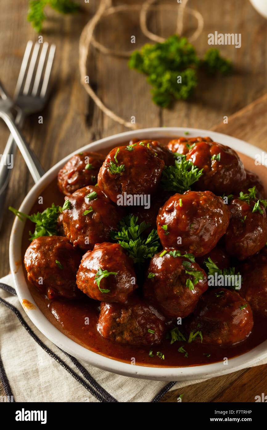 Hausgemachte Grill Frikadellen mit roter Soße Stockfoto